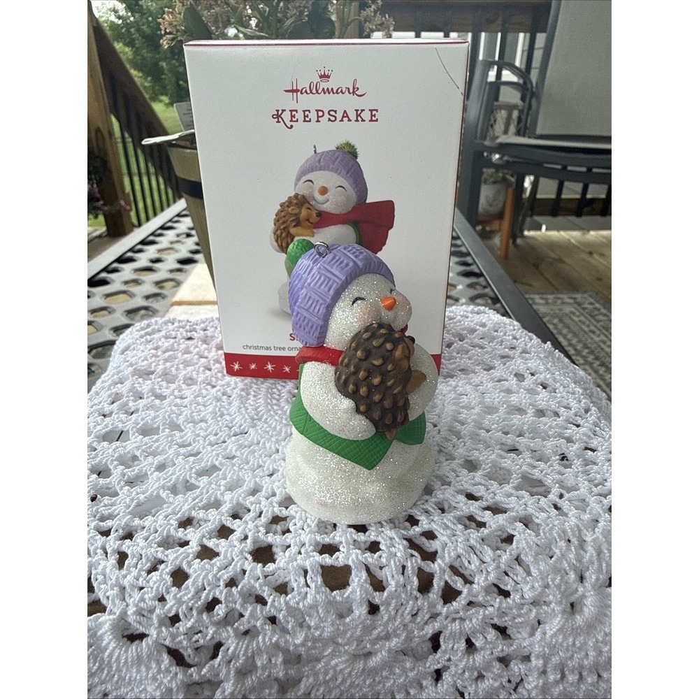 2016 Hallmark Keepsake Ornament Snow Buddies 19th In Series Snowman Hedgehog - Picture 2 of 4